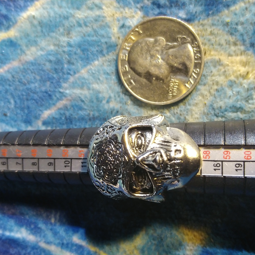 Skull ring    (G)